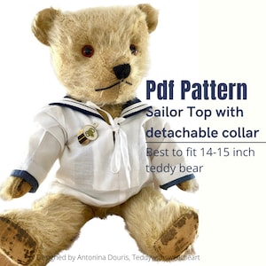 Könnte beinhalten: Ein weißes Matrosen-Oberteil mit blauem Kragen und abnehmbarem Kragen, entworfen für einen 35-38 cm großen Teddybären. Das Oberteil hat eine weiße Schleife und einen goldenen Knopf mit einem schwarzen und goldenen Design. Das Schnittmuster ist als PDF-Download erhältlich. "Pdf Pattern Sailor Top with detachable collar Best to fit 14-15 inch teddy bear Designed by Antonina Douris, Teddywithsweetheart"