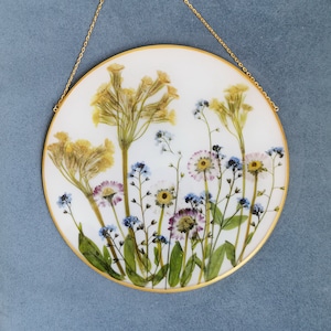 Circle Pressed Flowers  Resin Art Pressed Flower Art Floating Frame with Flower Boho Decor Dried Flower Bouquet Framed Real Flower