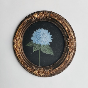 Pintura acrílica de hortensias: marco redondo dorado, arte floral vintage para pared.