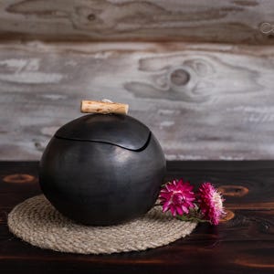 Pentola in ceramica nera fatta a mano con coperchio. Ceramica minimalista nordica