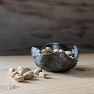 Ciotola in ceramica nera fatta a mano: porta caramelle con superficie ruvida, vaso per piante grasse