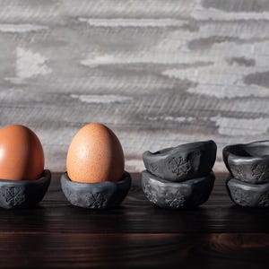 Handgefertigte Keramik Eierbecher - Schwarze Keramik Ostertischdekoration - 2er Set