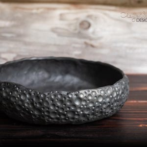 Vassoio in ceramica nera fatto a mano: moderna fruttiera rustica in ceramica o fioriera per piante grasse