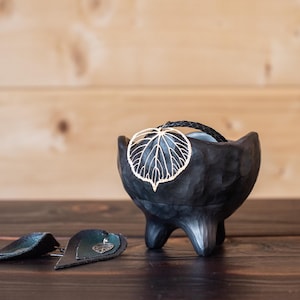 Kleine zwarte keramische sieradenkom. Moderne woondecoratie. Scandinavische minimalistische aardewerkschaal.