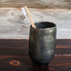 Portacepillos de cerámica negra. Decoración de baño minimalista nórdica hecha a mano.