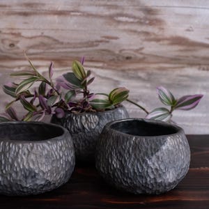 Handgemaakte zwarte keramische plantenbak: rustiek Scandinavisch minimalistisch aardewerk
