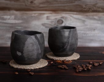 Set aus 2 Bechern. Handgemachte schwarze keramische Kaffee-Tee-Tasse. Unperfekt in der Farbe. Minimalistisch