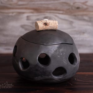 Schwarze Keramik Kanne mit Löcher und Deckel. Zwiebeln und Knoblauch Glas. Handgemachte Keramik Behälter