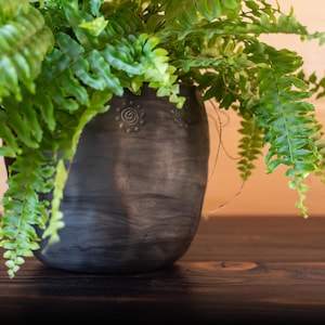 Handgemachte Blumenvase oder Übertopf aus Keramik. Minimalistischer Kaktus oder Sukkulententopf aus Keramik.