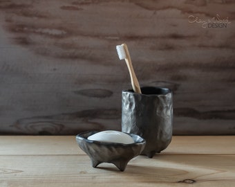 Schwarze Keramik Badezimmer Zubehör Set mit 2 Artikel Handgemachte Seifenschale und Zahnbürsten Halter von Black Pottery Wabi Sabi Style Minimalist