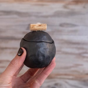 Handgemachte schwarze Keramik Pinch Pot mit Deckel. Wabi Sabi Schmuckschatulle.