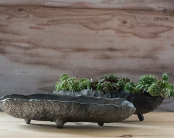 Flaches Keramiktablett auf Drei Beinen für Kleine Sukkulenten und Kakteen Handgemachter Schwarzer Keramikpflanztopf in Form eines Bootes Stilvoll Rustikal