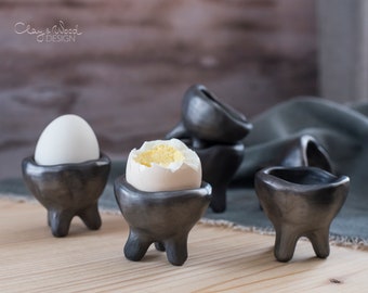 Set of 2 egg cup. Handmade black pottery egg holder. Ceramic egg stand. Pinch pot. Easter table decoration. Gift. Modern. Nordic. Minimal.