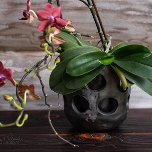 Jardinière d'orchidées en céramique noire faite main. Pot en poterie minimaliste nordique