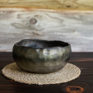 Ciotola in ceramica nera. Piccola ciotola da portata/colazione in terracotta non smaltata. Realizzata a mano. Un complemento d'arredo nordico per la cucina.
