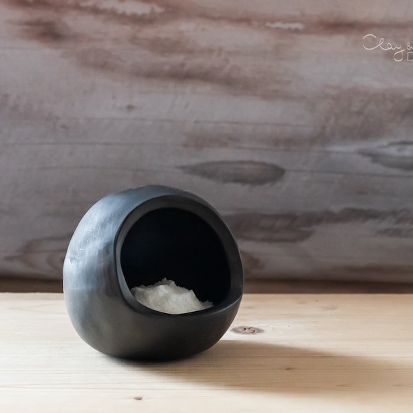 Handgefertigter Salzkeller aus schwarzer Keramik, nordisch minimalistisch