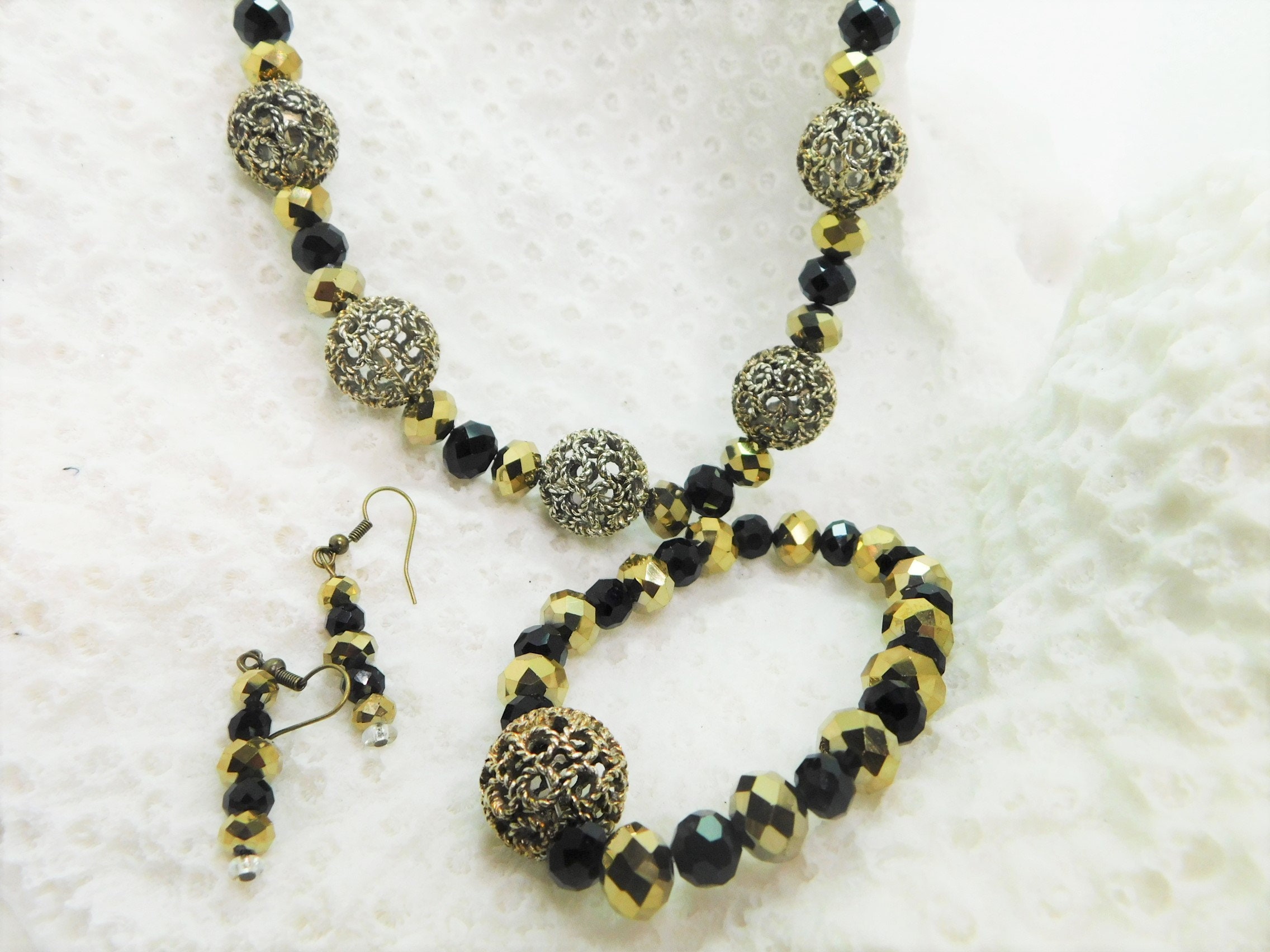 Collier Fantaisie En Perles De Verre Et Métalliques - Set Avec Bracelet Assorti