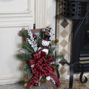 Kerstversiering, sneeuwpopslee, rode en zwarte buffelstrik, kerstmis, bruine slee, #5035