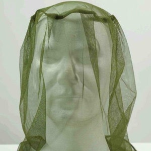 Könnte beinhalten: Ein grünes Netz für den Kopf aus Mesh zum Schutz vor Insekten. Das Netz besteht aus einem feinen Mesh-Material und hat einen Kordelzug oben.