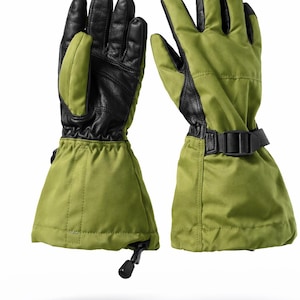 Op de afbeelding: Een paar groene en zwarte winterhandschoenen. De handschoenen hebben zwarte leren handpalmen en vingertoppen, met groene stof op de handrug en pols. De pols heeft een zwarte band met een gesp voor verstelling. De handschoenen hebben een trekkoordsluiting.