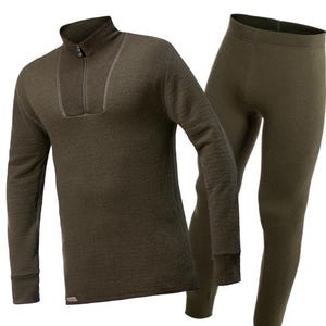 Könnte beinhalten: Ein zweiteiliges Thermobasis-Set in gedämpftem Olivgrün. Das langärmlige Oberteil hat einen Stehkragen mit einem Viertelreißverschluss und einem rechteckigen Akzent. Die passende Leggings ist figurbetont.