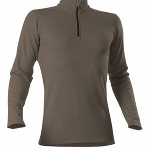 Könnte beinhalten: Ein olivgrünes Langarmshirt mit Stehkragen und schwarzem Reißverschluss. Das Shirt besteht aus einem glatten, figurbetonten Material. Der Reißverschluss verläuft über die Brust.