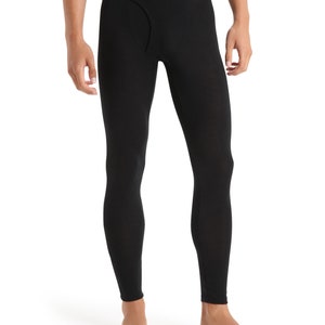 Puede incluir: Ropa interior larga negra con la palabra "ICEBREAKER" impresa en la cintura.