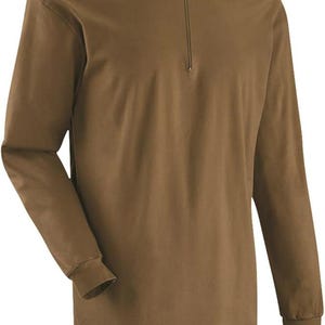 Könnte beinhalten: Ein langärmeliges, braunes Hemd mit Kragen und einem Reißverschluss in Viertel-Länge. Das Hemd hat eine lockere Passform und besteht aus einem einfarbigen, blickdichten Stoff. Die Ärmel enden in einem gerippten Bündchen.