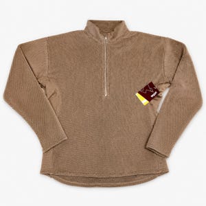 Könnte beinhalten: Ein brauner, strukturierter Pullover mit einem Viertel-Reißverschluss am Ausschnitt. Das langärmlige Oberteil hat einen hohen Kragen und ein kleines Etikett am Ärmel. Der Pullover ist aus einem weichen, möglicherweise fleeceartigen Material.