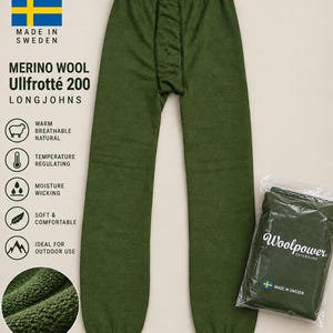 Könnte beinhalten: Olivgrüne Woolpower Ullfrotté 200 lange Unterhose in Größe XL. Das Kleidungsstück verfügt über einen gerippten Bund und Beinabschlüsse sowie eine Frottee-Innenseite. Die Verpackung zeigt den Markennamen, die schwedische Flagge und Produktdetails.