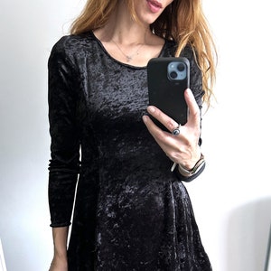 Minivestido de terciopelo negro / Vestido gótico lolita / Vestido de los noventa / Vestido grunge / Vestido skater / Vestido de escote redondo - Pequeño