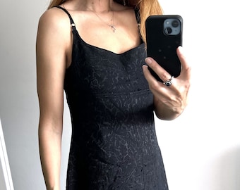Vestido lencero corto negro vintage de los 90 – Escote corazón, corte imperio, talla L