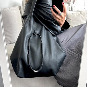 Große Leder Umhängetasche / Slouchy Bag / Gothic Tasche / Hobo Bag / Minimale Alltagstasche / Wochenend-Reisetasche /