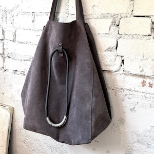 Große Wildleder Tragetasche in Pflaume / slouchy Alltags-Tasche / graue Anker-Ledertasche / Boho-Tasche / Minimal-Tasche / Hobo-Tasche / Nebel-grau /