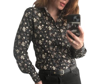 Nuisette en coton imprimée de petites fleurs, haut slim boutonné, taille S