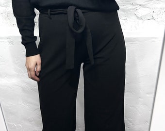 Calça preta cropped minimalista, com amarração na cintura, estilo capri dos anos 90, tamanho P