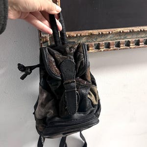 Vintage 90s Black Leather Backpack‎ Drawstring Rucksack Vintage Coach Black Leather Drawstring Backpack Flap Buckle  main image 3