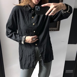 Vintage svart långblus med pärldetaljer, knäppt långärmad kvällsblus, M/L
