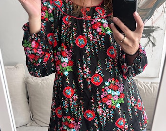 Blusa larga estilo túnica con estampado floral vintage de los años 70: estilo bohemio, acampanada y negra (talla L)