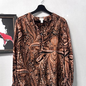 Könnte beinhalten: Rustikales Holzschild mit dem Text "Welcome to our home" in weißer Schrift. Das Schild hat eine Used-Optik und ein schlichtes, einladendes Design, ideal für die Dekoration im Eingangsbereich.