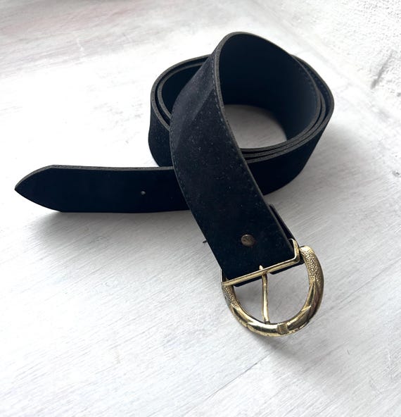 90s Glam Black Suede Belt With Round Gold Metal Buckle  display picture 2