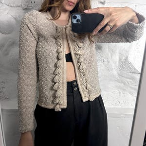 French Style Strickjacke: Viskose Pullover mit Rüschen, Hergestellt in Frankreich