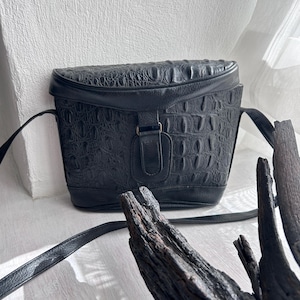 Schwarze Gothic Umhängetasche mit Prägung / Vintage Reptil Print Tasche / kleine Schultertasche / robuste Messenger-Tasche aus Kunstleder /