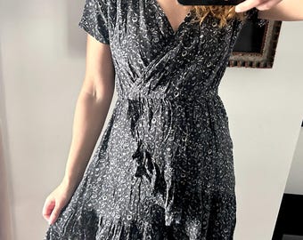Vestido mini plisado asimétrico con cintura ajustada y escote en V, talla S