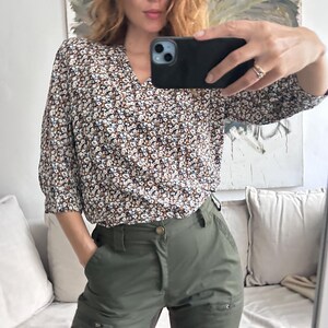 Vintage Floral Viscose Blouse: Romantic V-Neck Top, Size Small