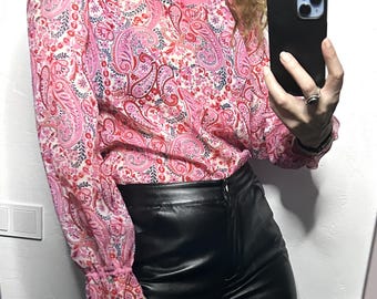 Bluzka w stylu vintage w kolorze różowym z wzorem paisley i falbaną przy dekolcie, długie rękawy, rozmiar S