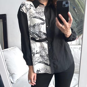 80s Black n White Abstract Blouse / Artsy Long Shirt / Elegant Blouse / Novelty Blouse / Buttoned Up Shirt / Classy Soft Goth Blouse - S - M
