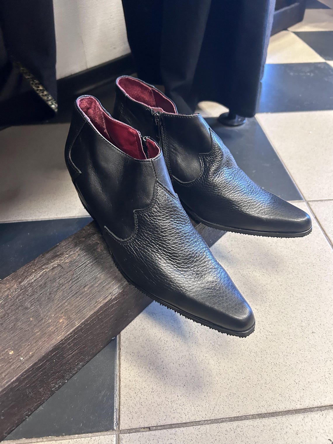Handmade Black Leather Ankle Boots – Pointy Toe Western Biker Shoes, EU38, foto 3 di 5