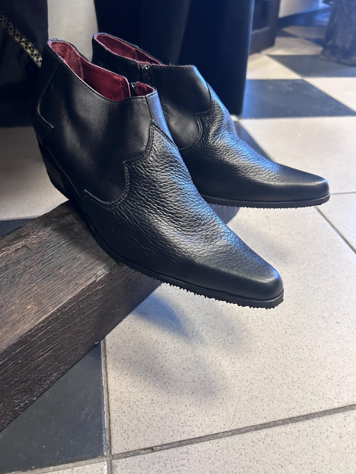 Handmade Black Leather Ankle Boots – Pointy Toe Western Biker Shoes, EU38, foto 4 di 5