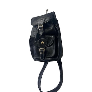 Mini mochila de cuero negro estilo Y2K con cordón ajustable y asa con cremallera para niños.